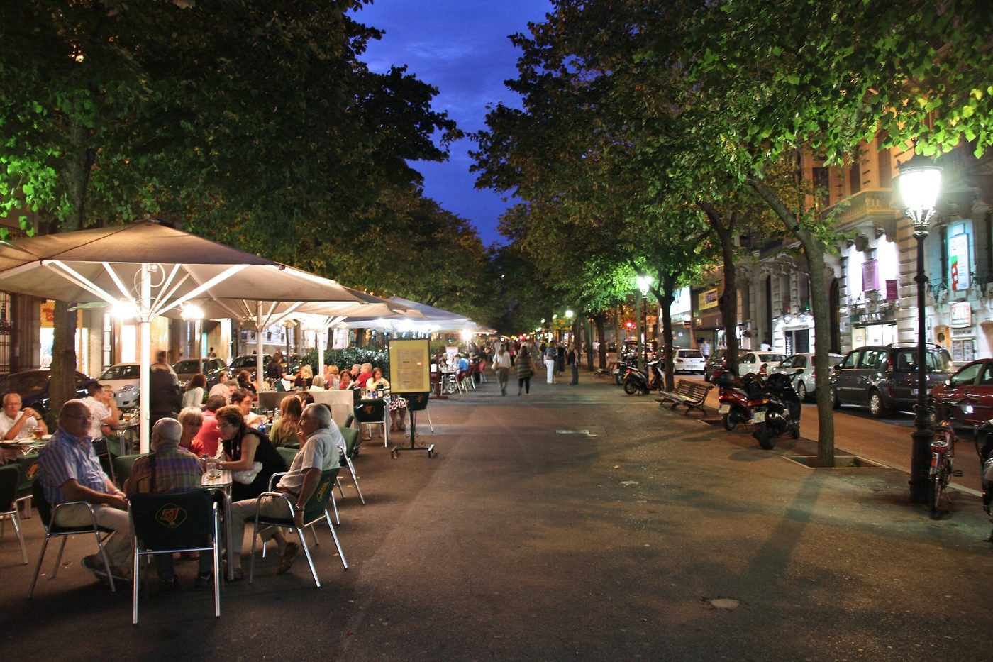 バルセロナ、ランブラ・デ・カタルーニャの並木道 / Tree-lined Rambla de Catalunya in Barcelona
